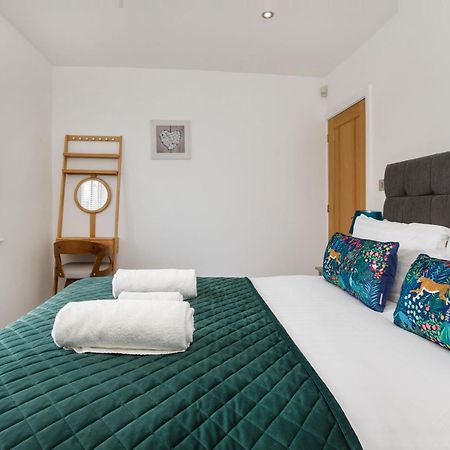 White House Apartments-Free Parking 1 Car Per Apartment York Esterno foto