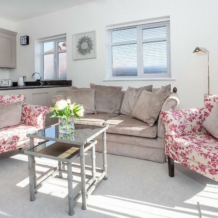 White House Apartments-Free Parking 1 Car Per Apartment York Esterno foto
