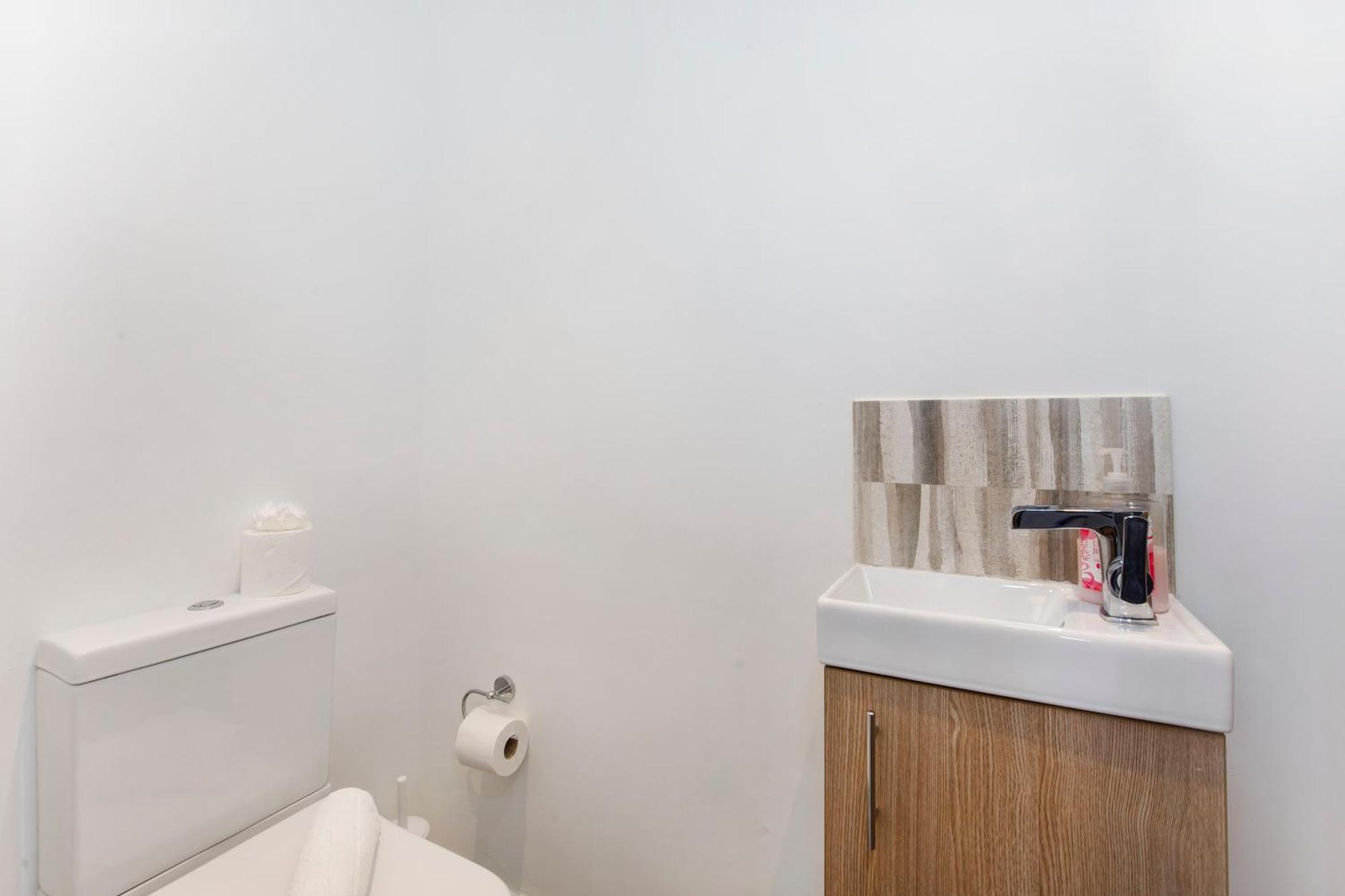 White House Apartments-Free Parking 1 Car Per Apartment York Esterno foto