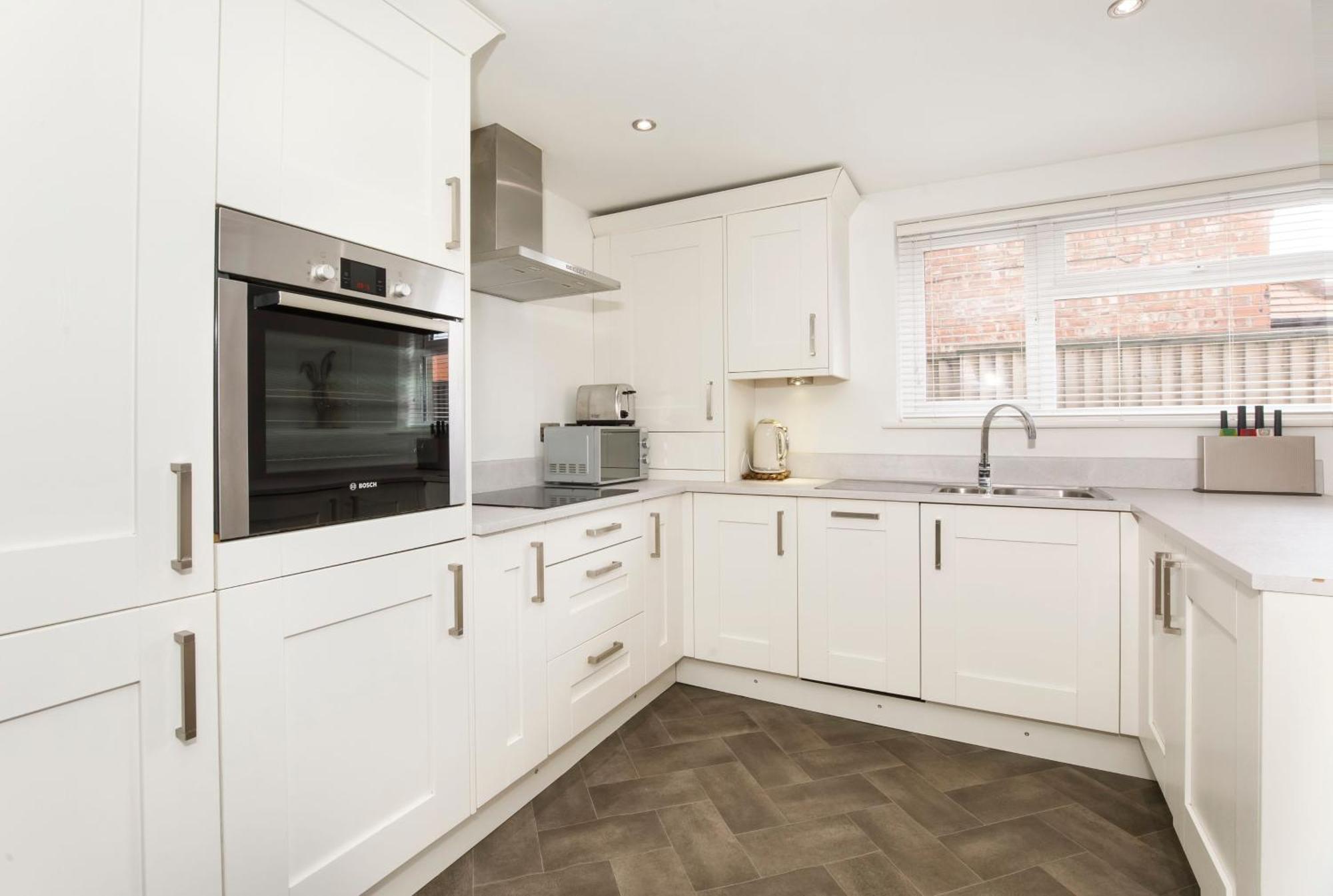 White House Apartments-Free Parking 1 Car Per Apartment York Esterno foto