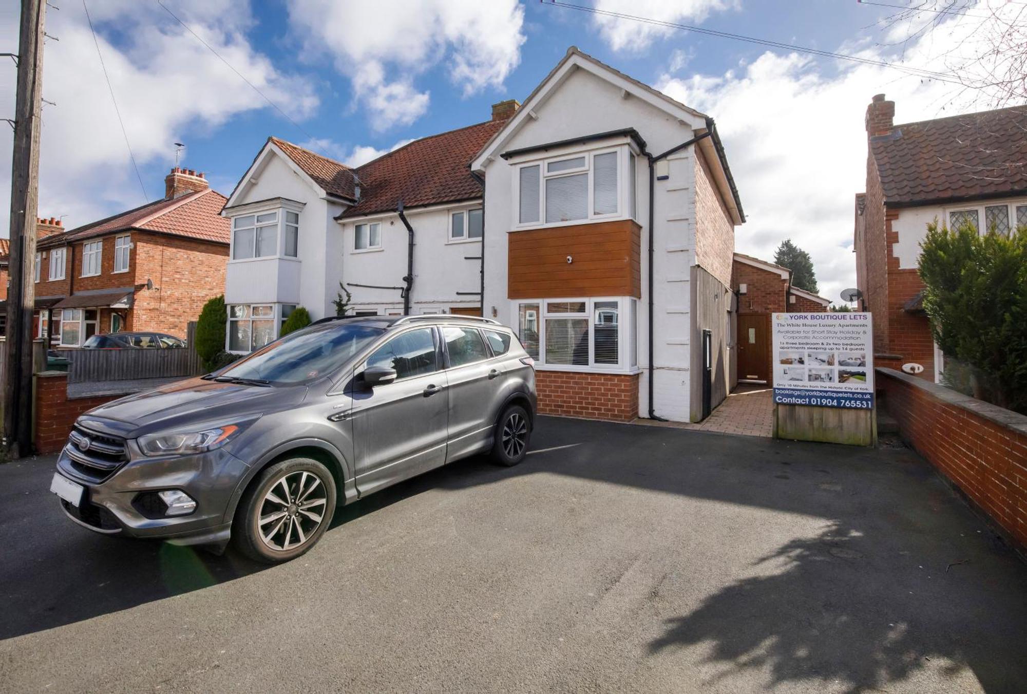 White House Apartments-Free Parking 1 Car Per Apartment York Esterno foto