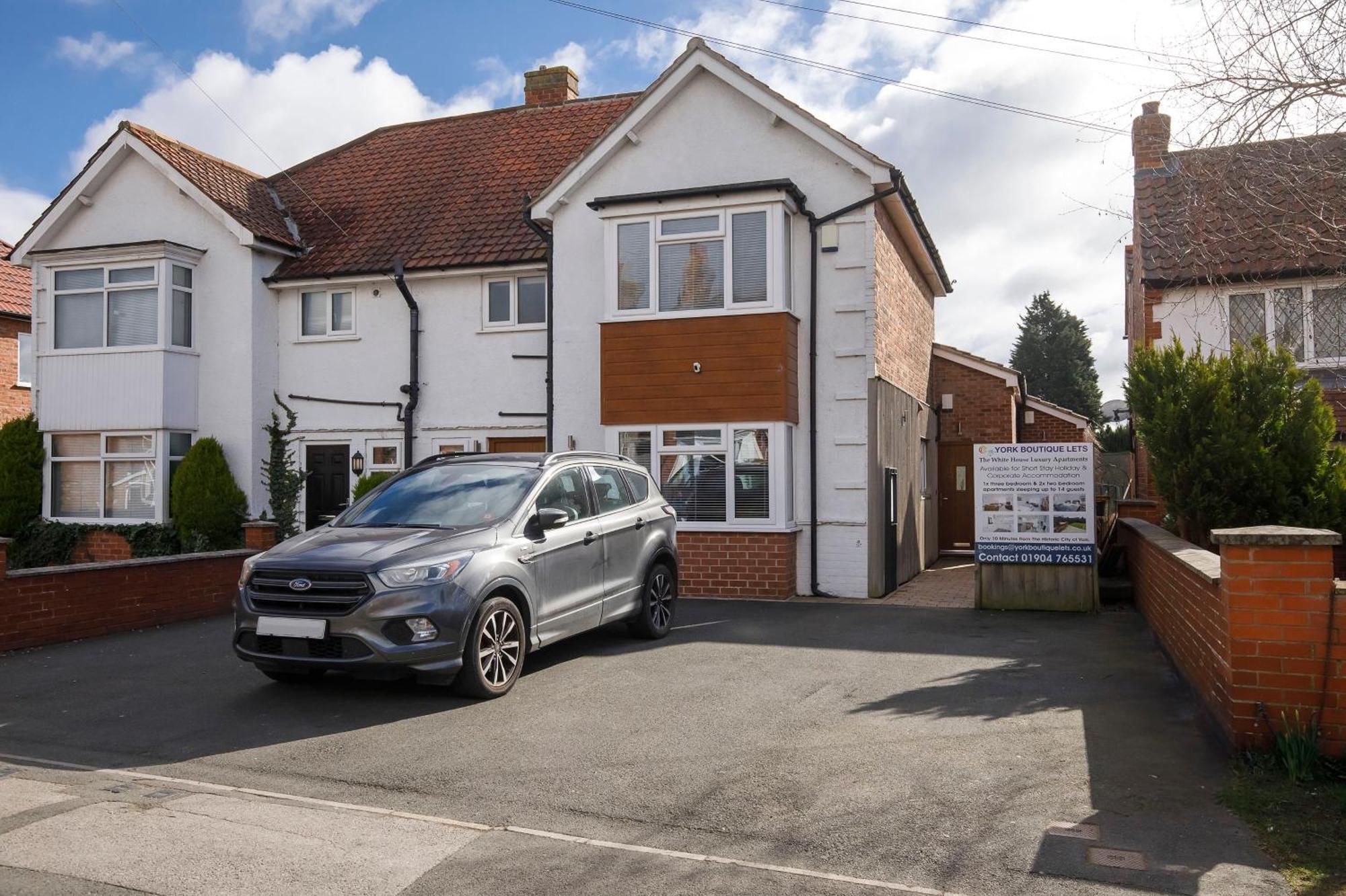 White House Apartments-Free Parking 1 Car Per Apartment York Esterno foto