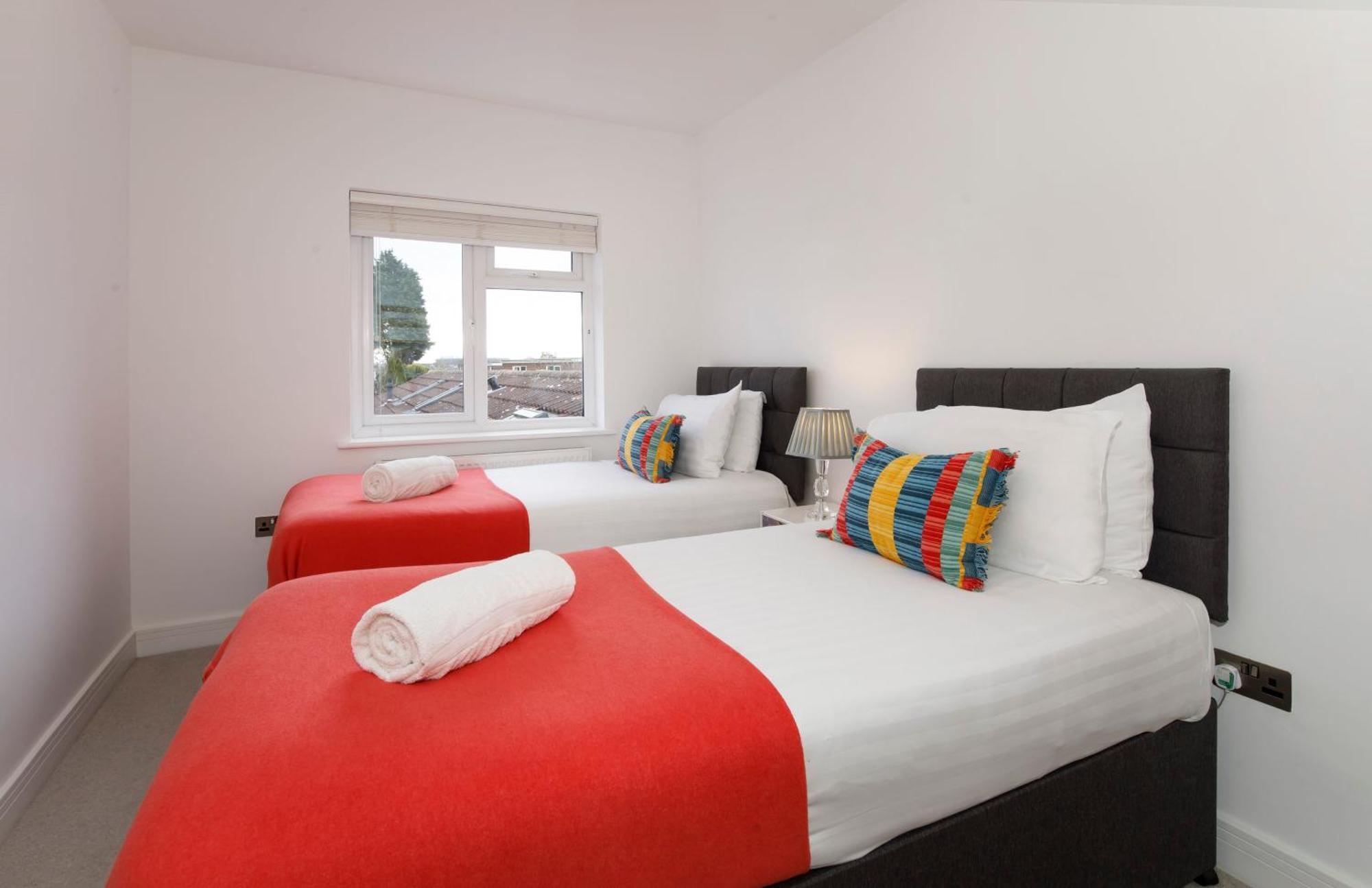 White House Apartments-Free Parking 1 Car Per Apartment York Esterno foto