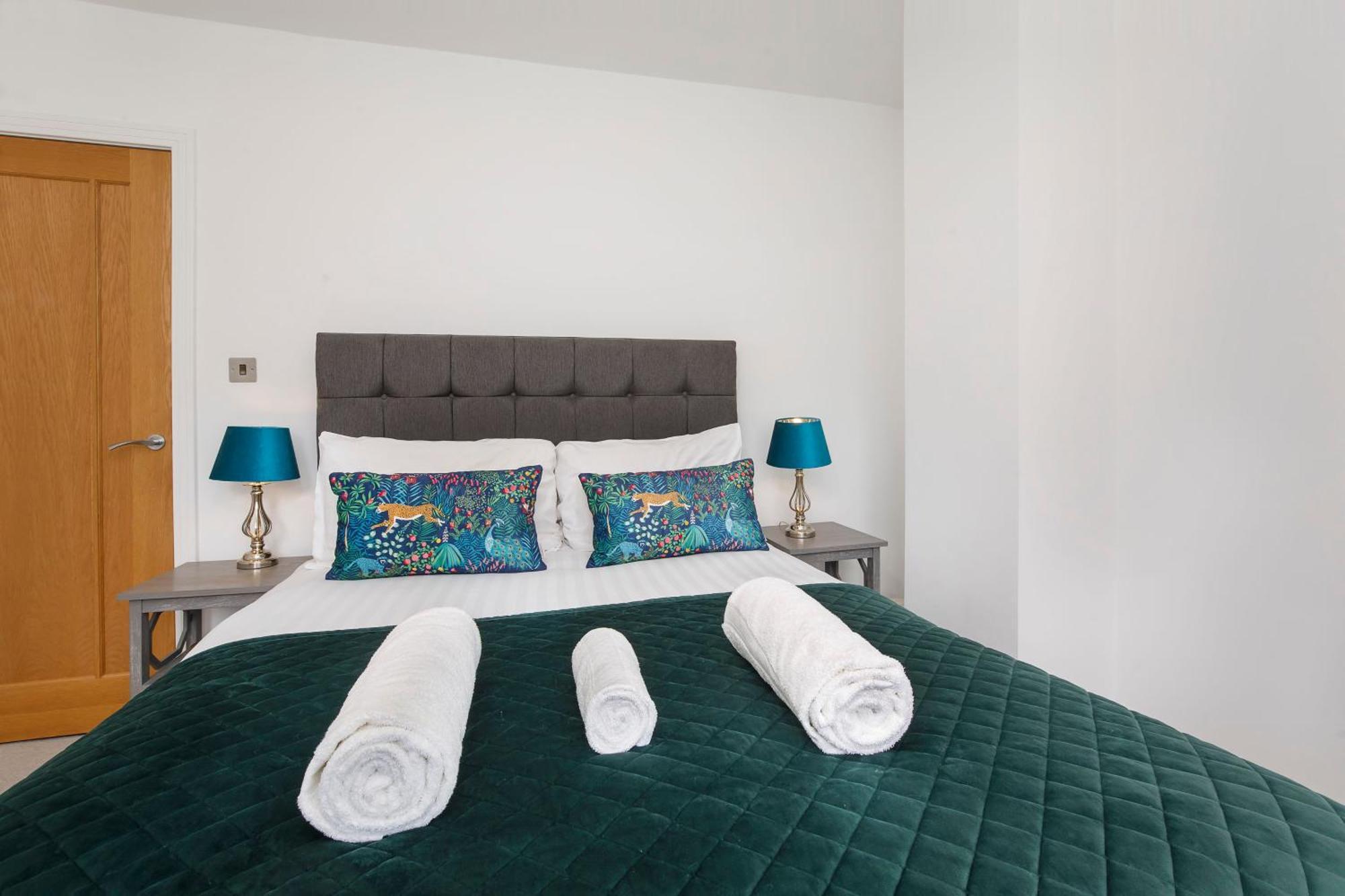 White House Apartments-Free Parking 1 Car Per Apartment York Esterno foto