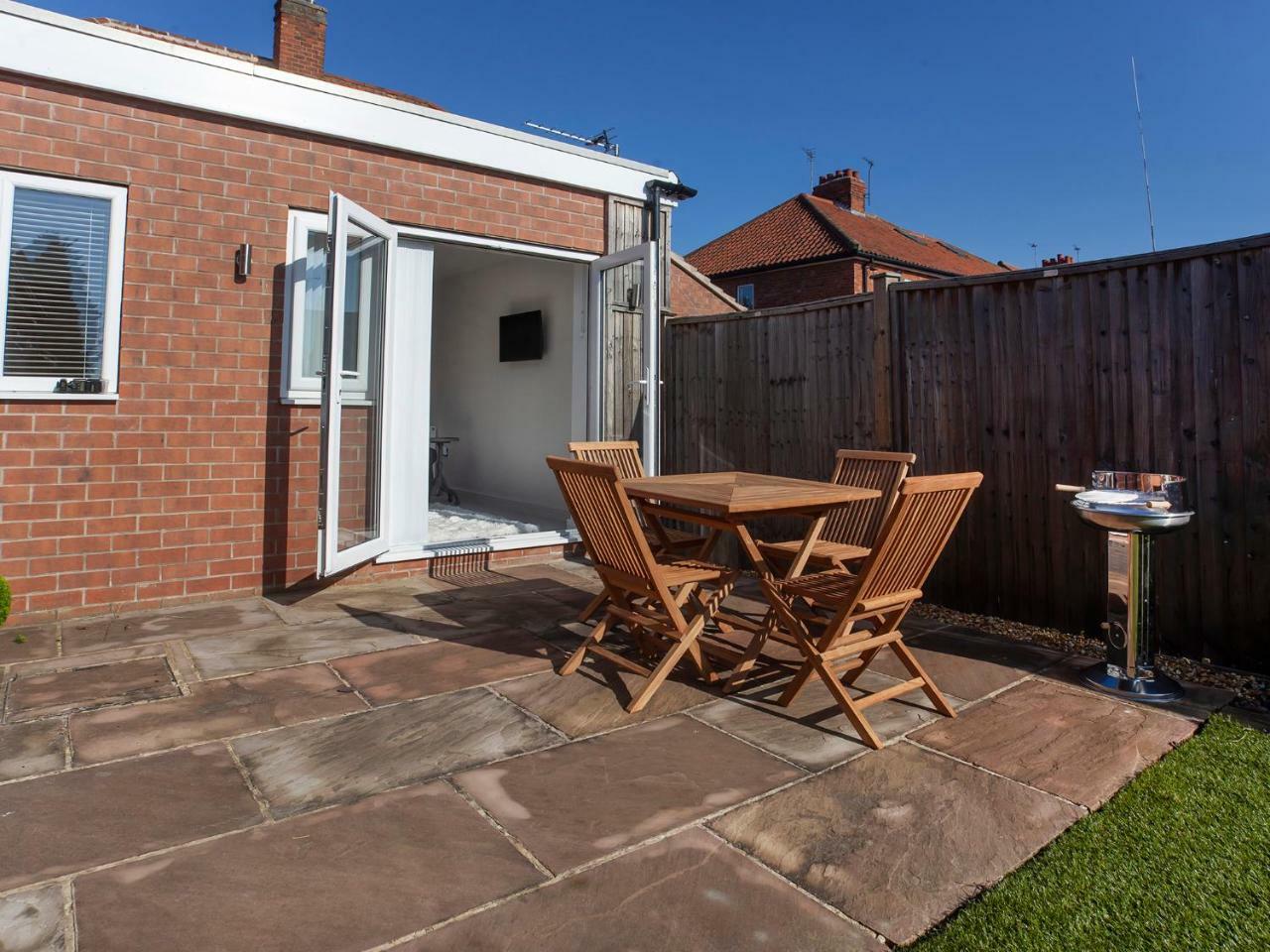 White House Apartments-Free Parking 1 Car Per Apartment York Esterno foto