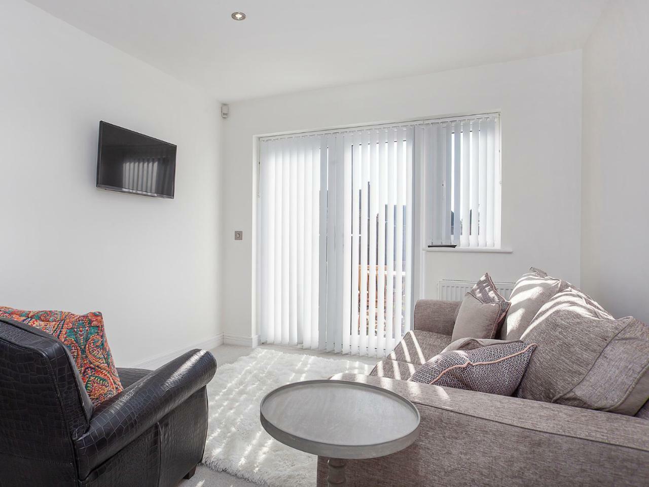 White House Apartments-Free Parking 1 Car Per Apartment York Esterno foto