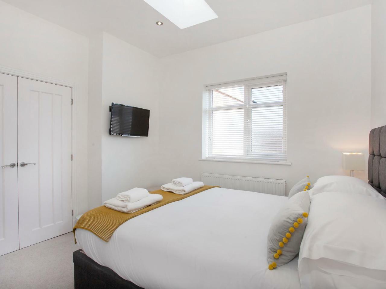 White House Apartments-Free Parking 1 Car Per Apartment York Esterno foto