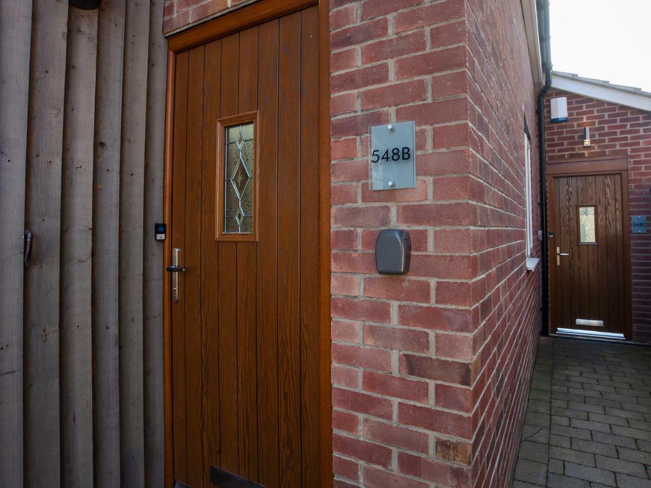 White House Apartments-Free Parking 1 Car Per Apartment York Esterno foto