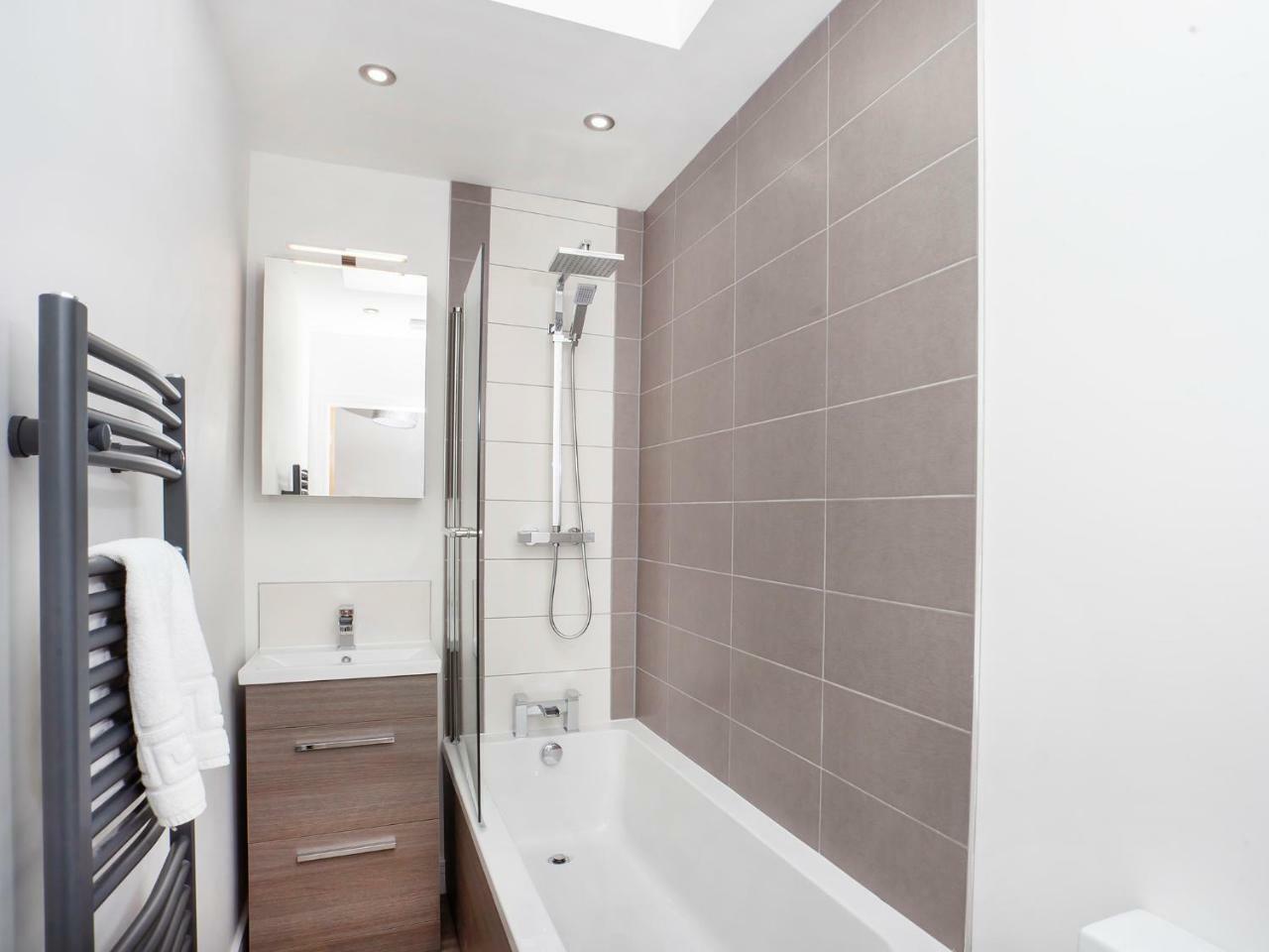 White House Apartments-Free Parking 1 Car Per Apartment York Esterno foto