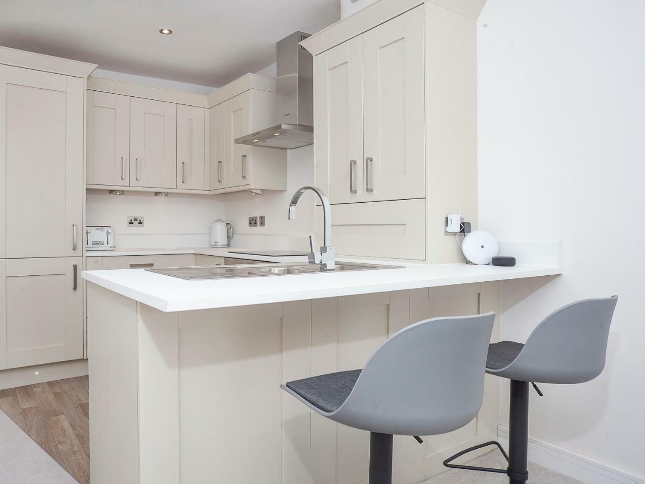 White House Apartments-Free Parking 1 Car Per Apartment York Esterno foto