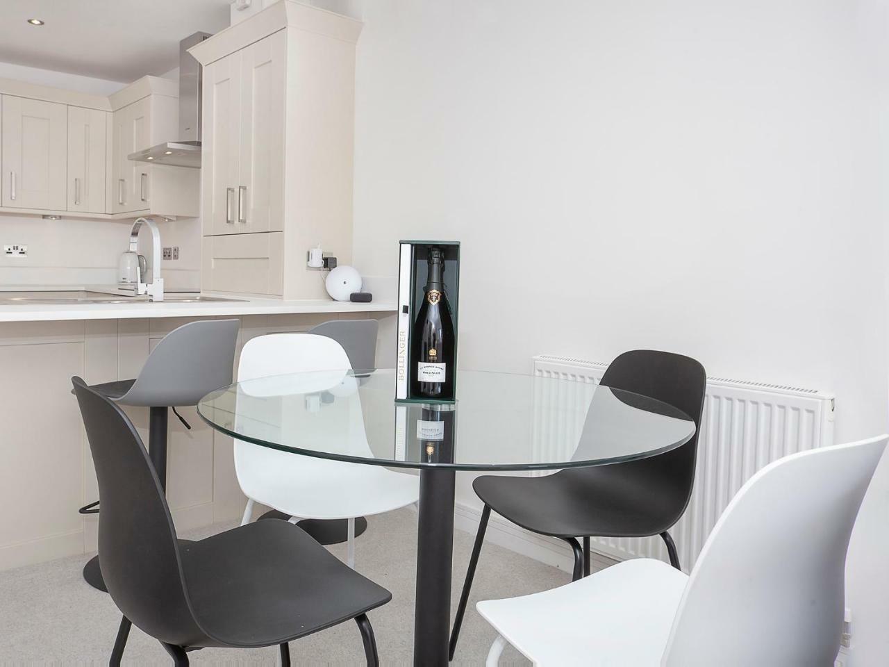 White House Apartments-Free Parking 1 Car Per Apartment York Esterno foto