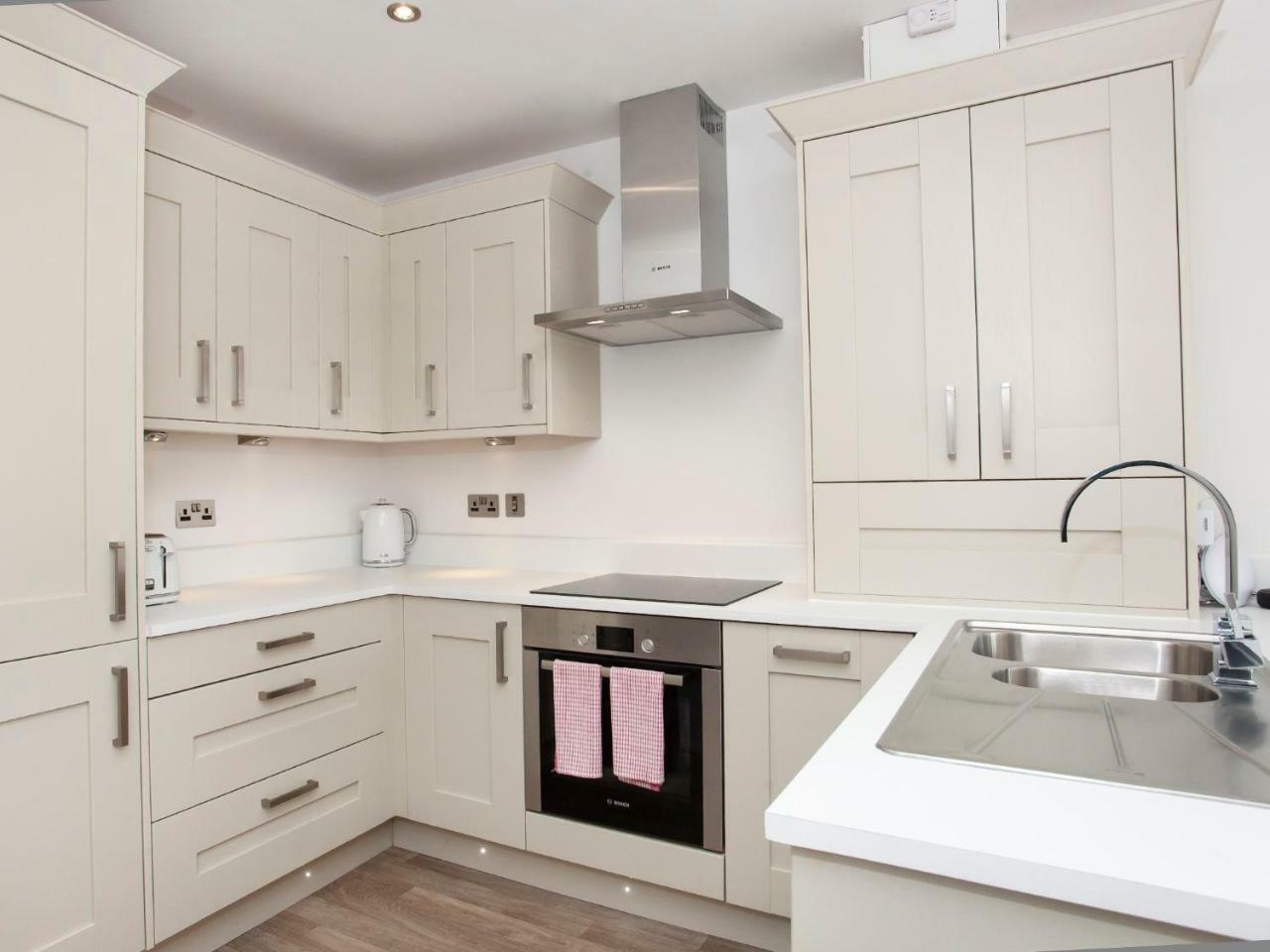 White House Apartments-Free Parking 1 Car Per Apartment York Esterno foto