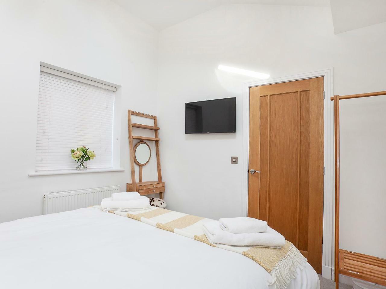 White House Apartments-Free Parking 1 Car Per Apartment York Esterno foto