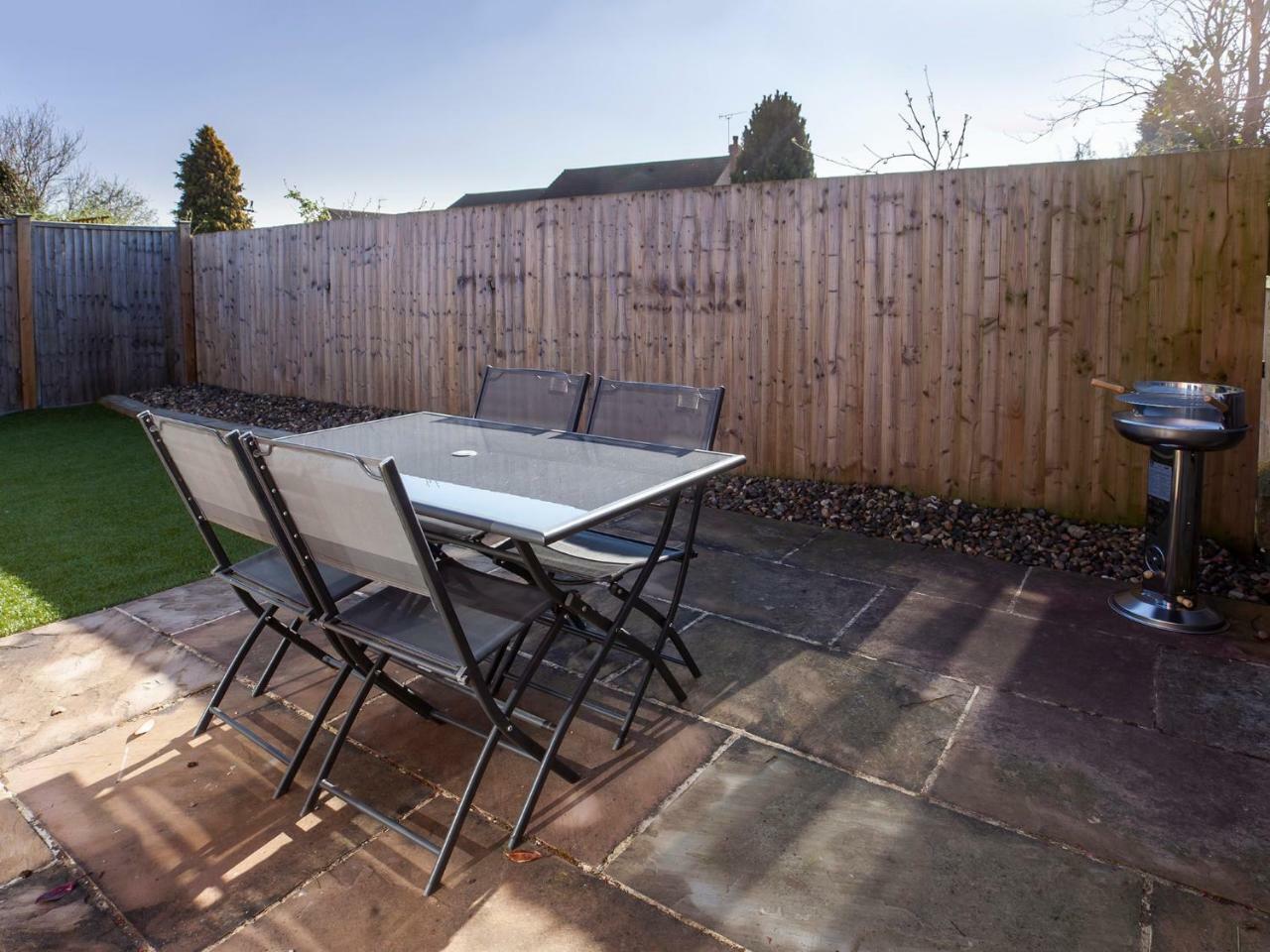 White House Apartments-Free Parking 1 Car Per Apartment York Esterno foto