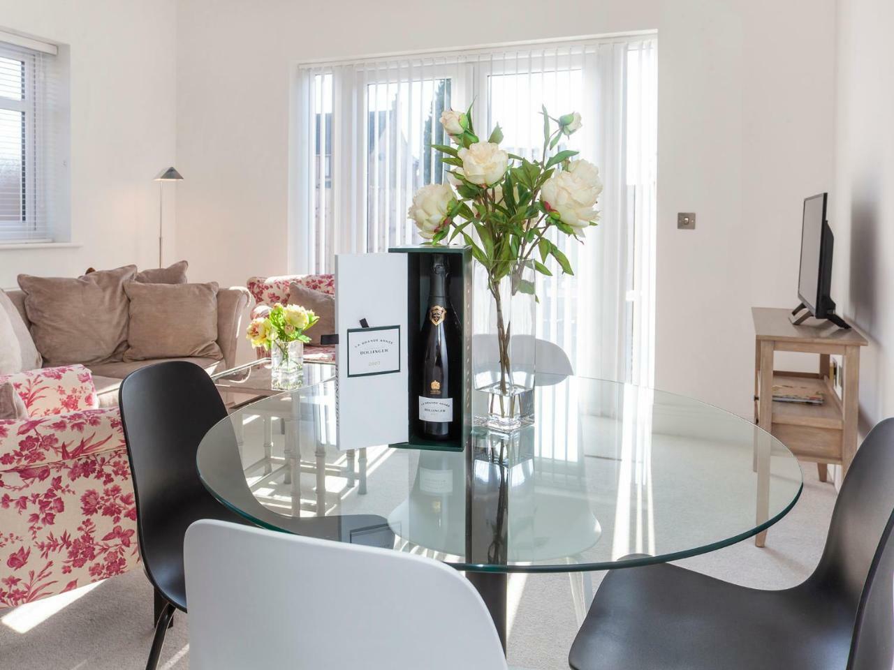 White House Apartments-Free Parking 1 Car Per Apartment York Esterno foto