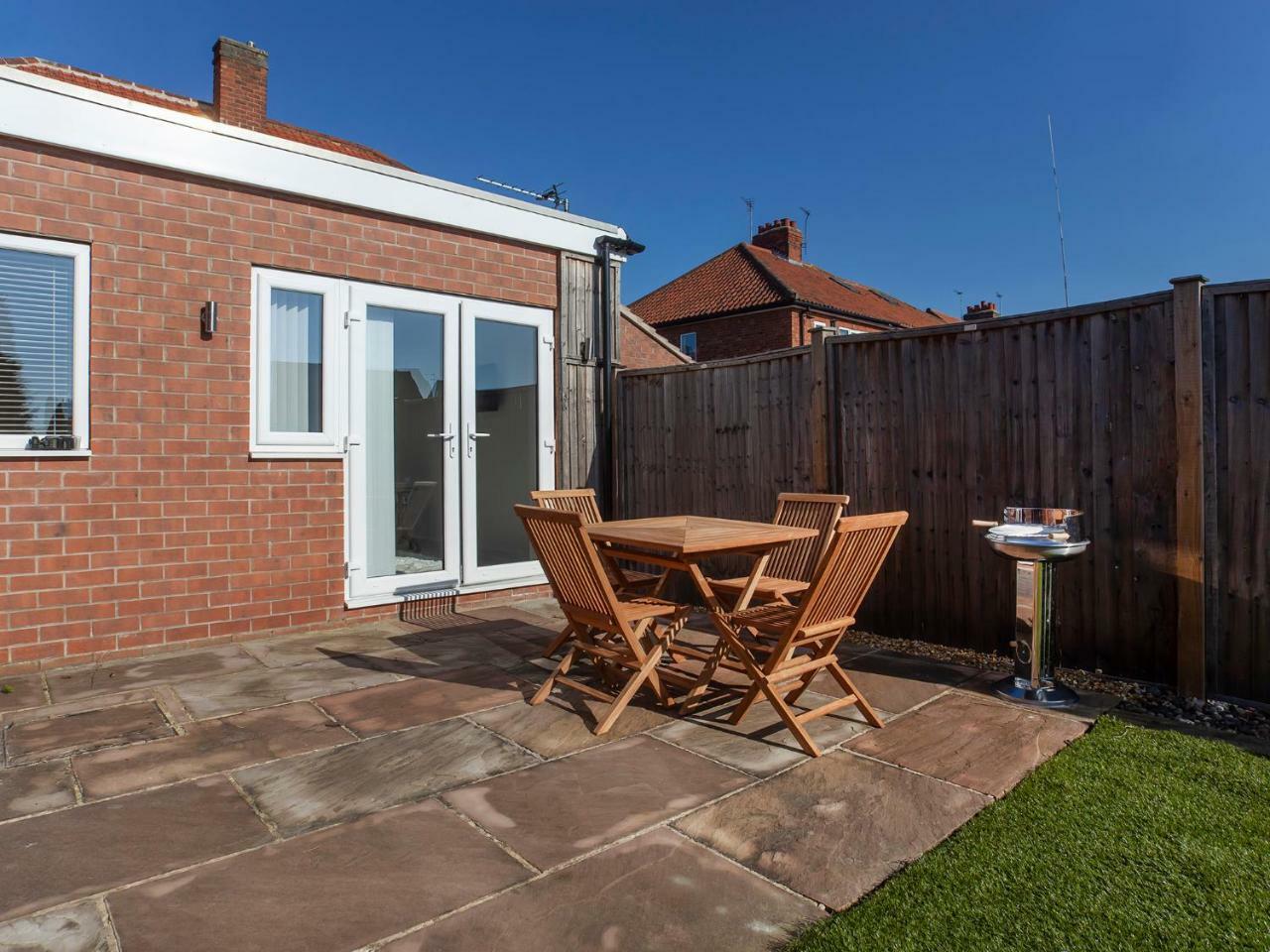 White House Apartments-Free Parking 1 Car Per Apartment York Esterno foto