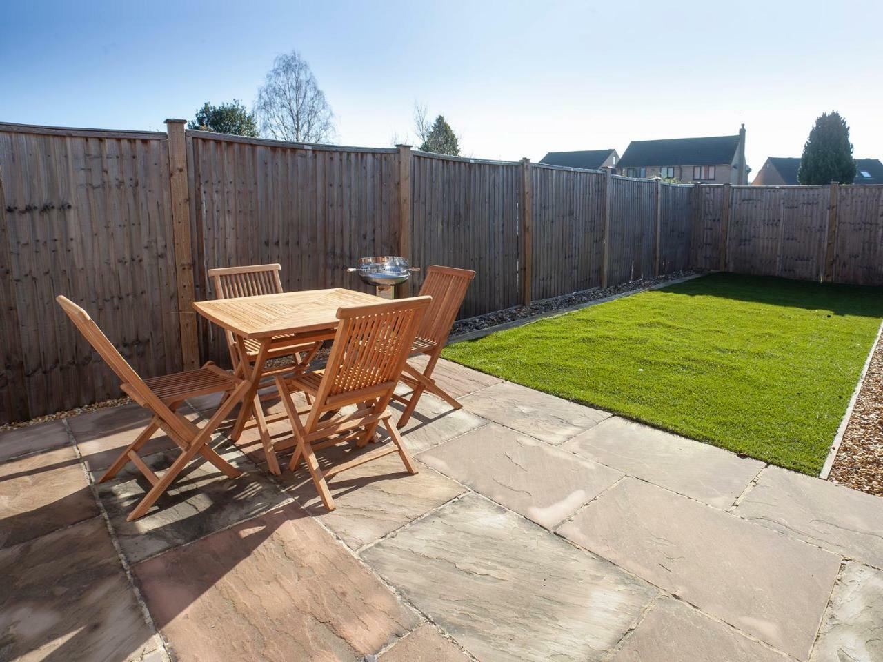 White House Apartments-Free Parking 1 Car Per Apartment York Esterno foto