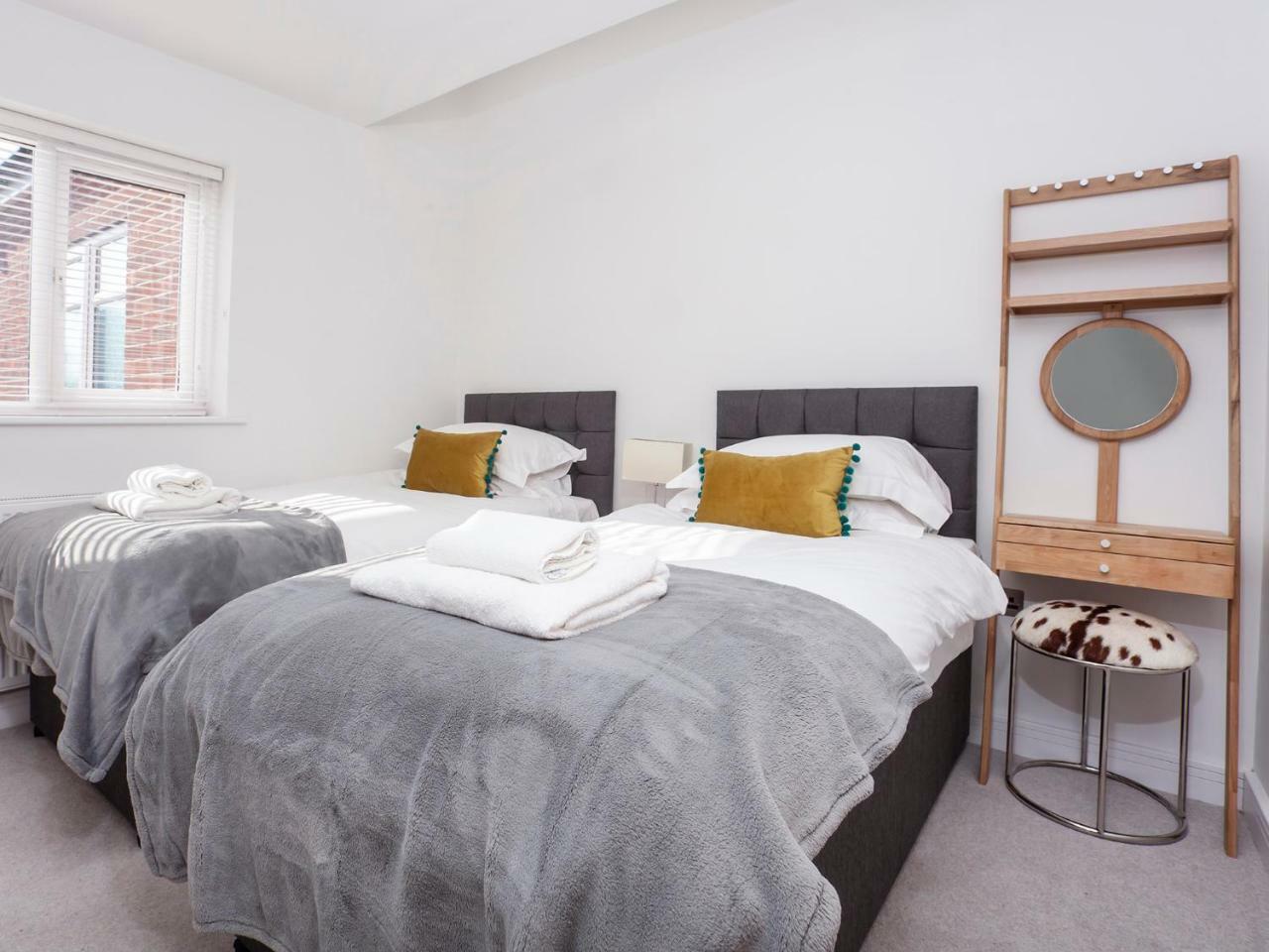 White House Apartments-Free Parking 1 Car Per Apartment York Esterno foto
