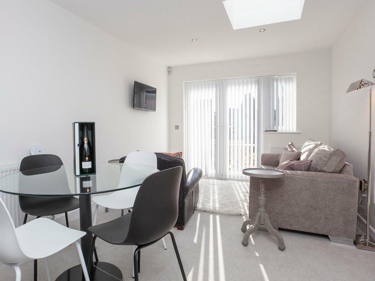 White House Apartments-Free Parking 1 Car Per Apartment York Esterno foto