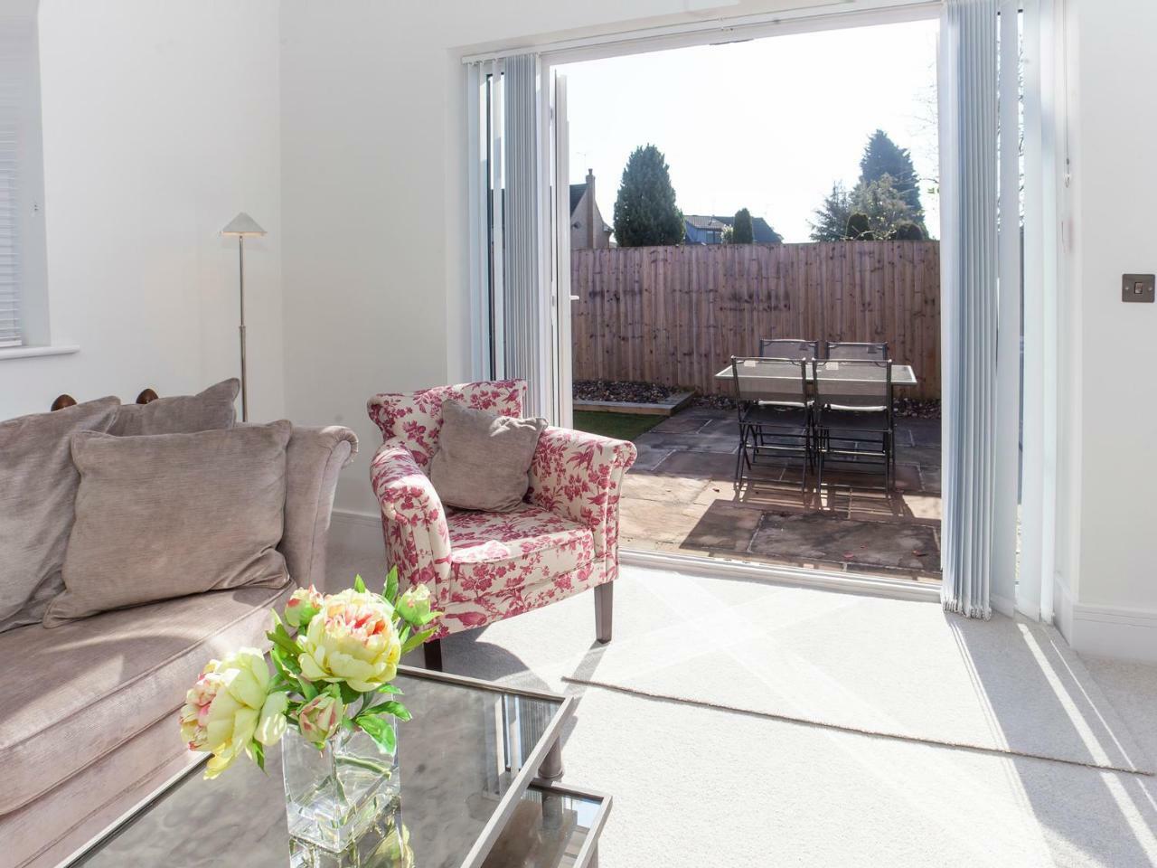 White House Apartments-Free Parking 1 Car Per Apartment York Esterno foto