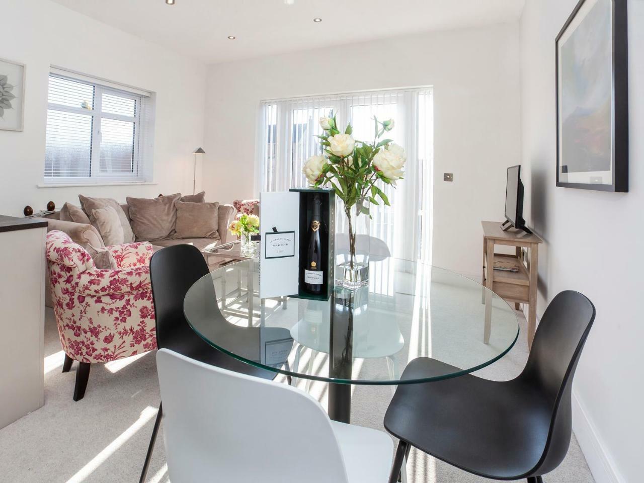 White House Apartments-Free Parking 1 Car Per Apartment York Esterno foto