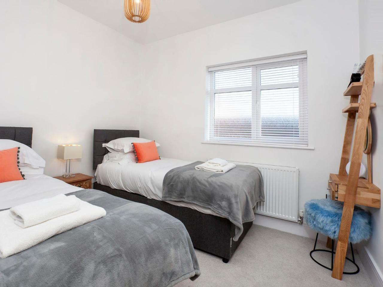 White House Apartments-Free Parking 1 Car Per Apartment York Esterno foto