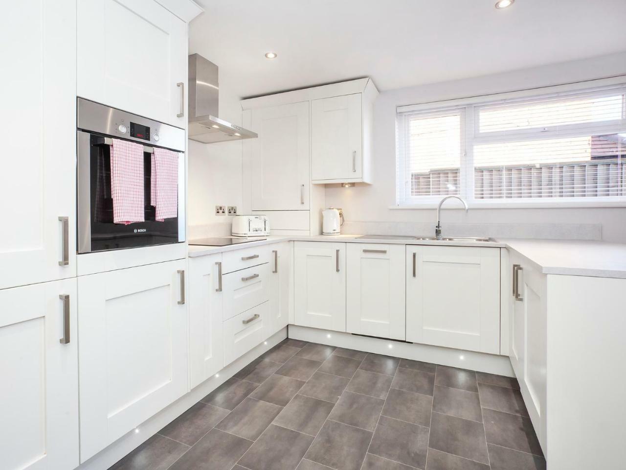 White House Apartments-Free Parking 1 Car Per Apartment York Esterno foto
