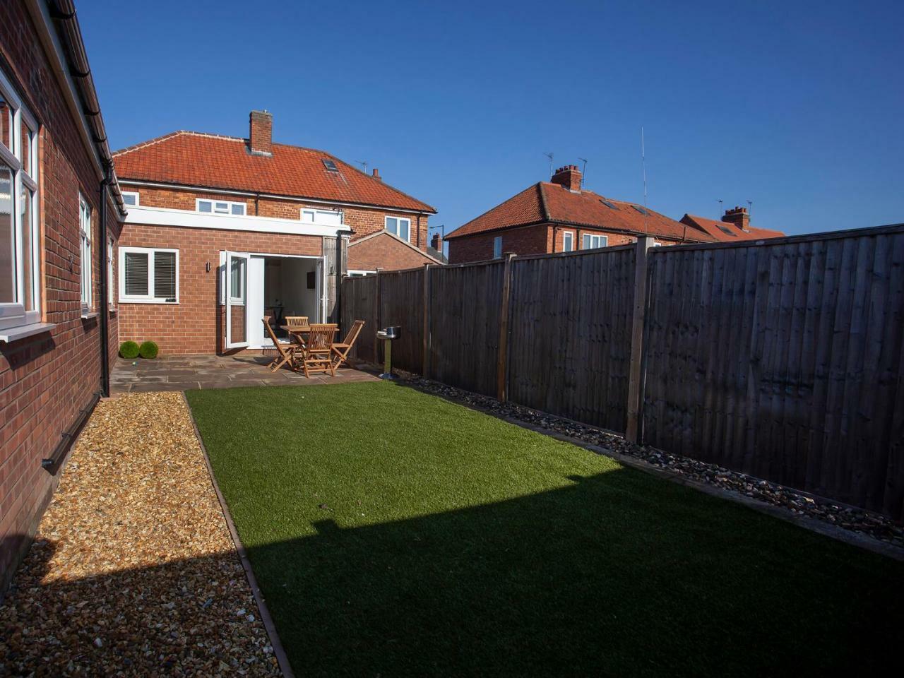 White House Apartments-Free Parking 1 Car Per Apartment York Esterno foto