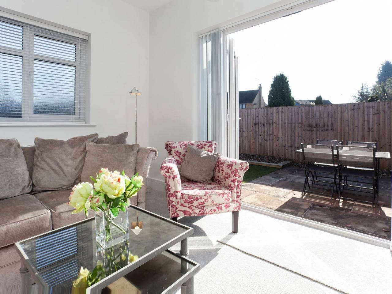 White House Apartments-Free Parking 1 Car Per Apartment York Esterno foto