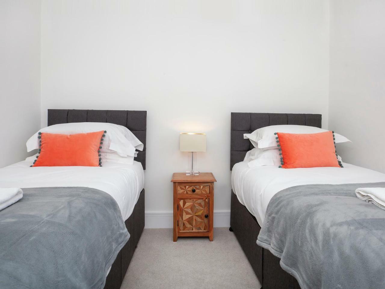 White House Apartments-Free Parking 1 Car Per Apartment York Esterno foto