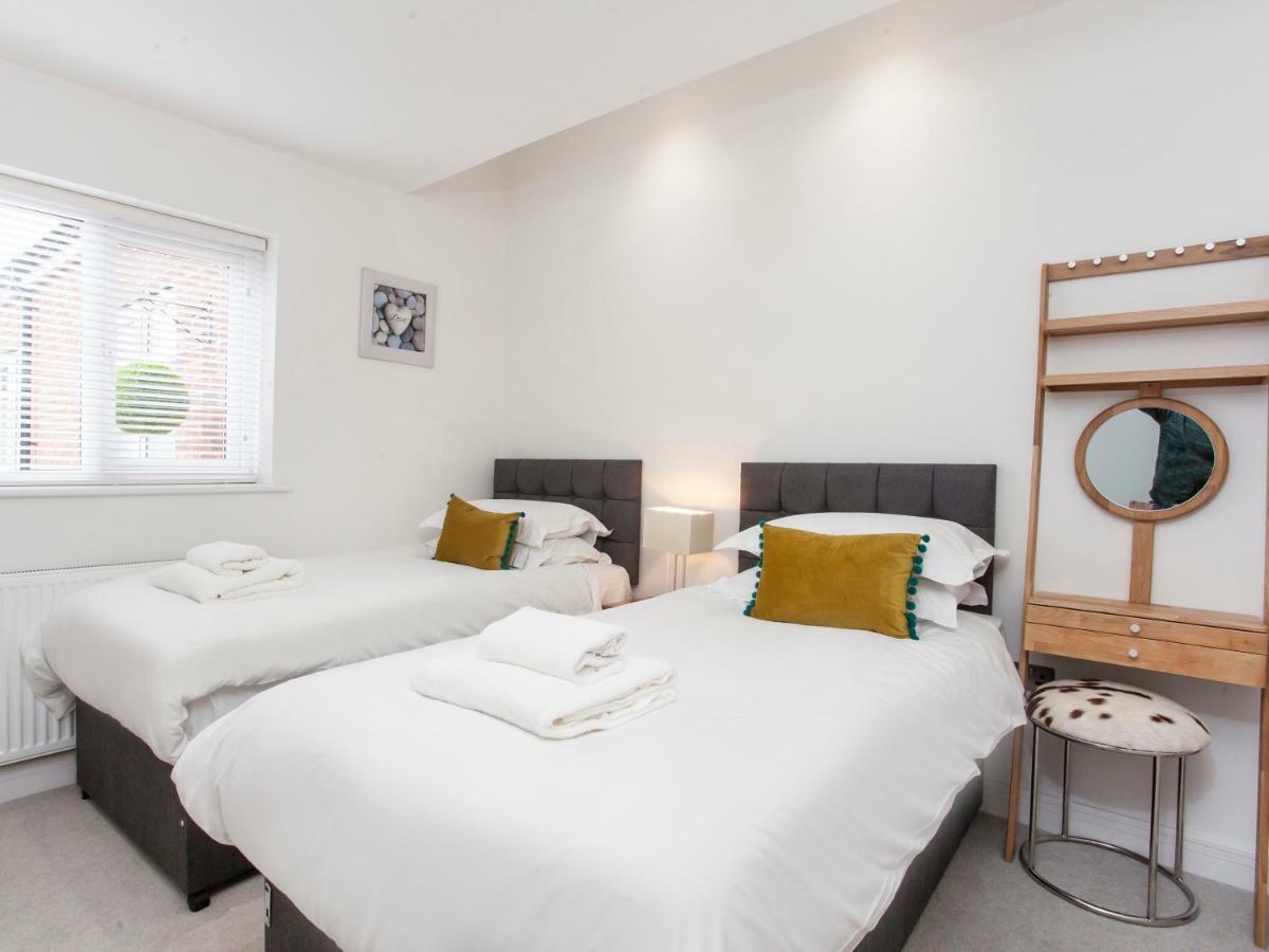 White House Apartments-Free Parking 1 Car Per Apartment York Esterno foto