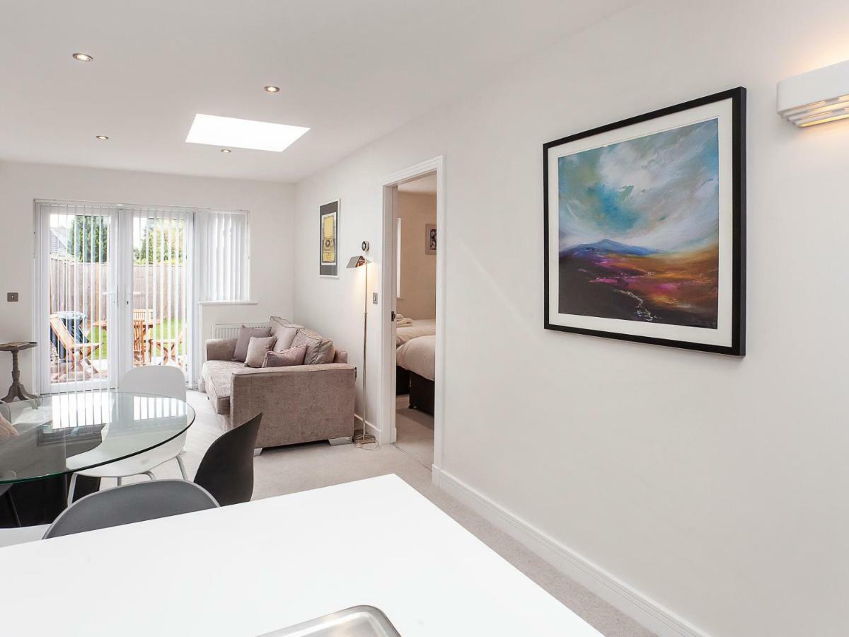 White House Apartments-Free Parking 1 Car Per Apartment York Esterno foto