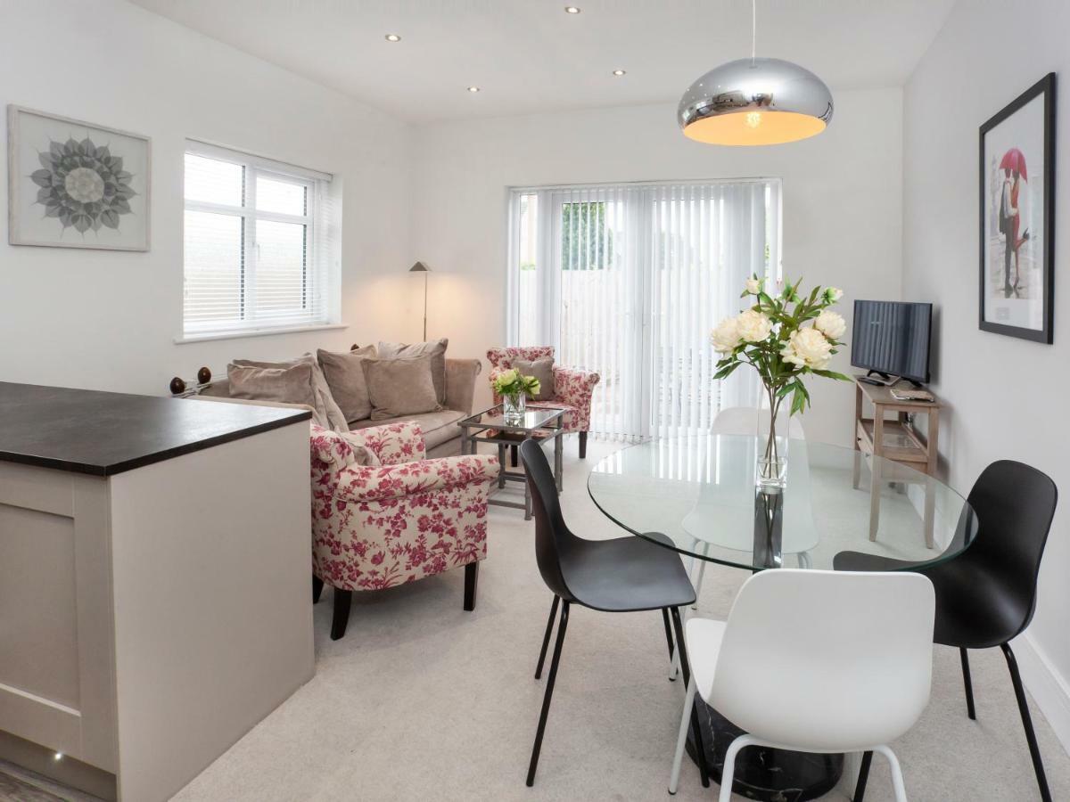 White House Apartments-Free Parking 1 Car Per Apartment York Esterno foto
