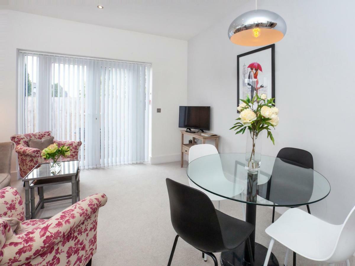 White House Apartments-Free Parking 1 Car Per Apartment York Esterno foto