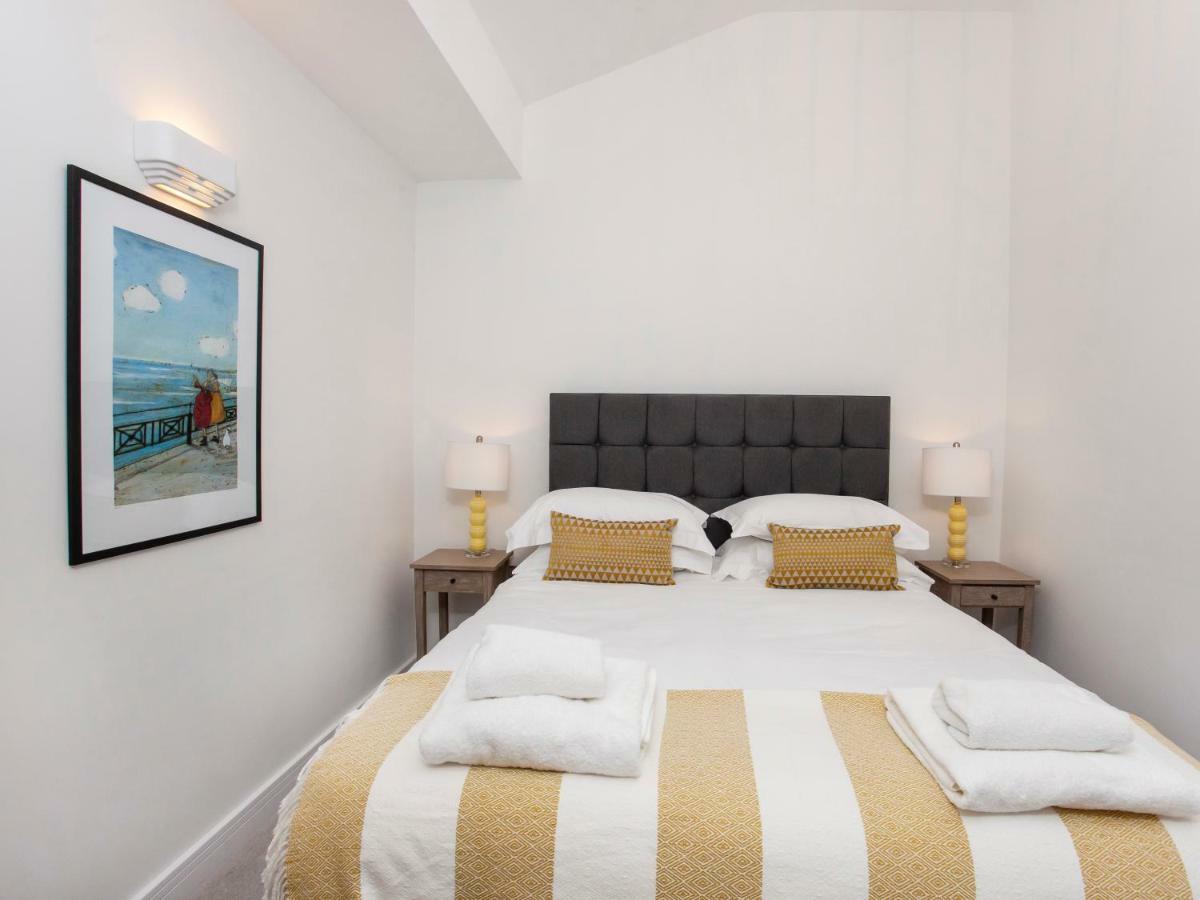 White House Apartments-Free Parking 1 Car Per Apartment York Esterno foto