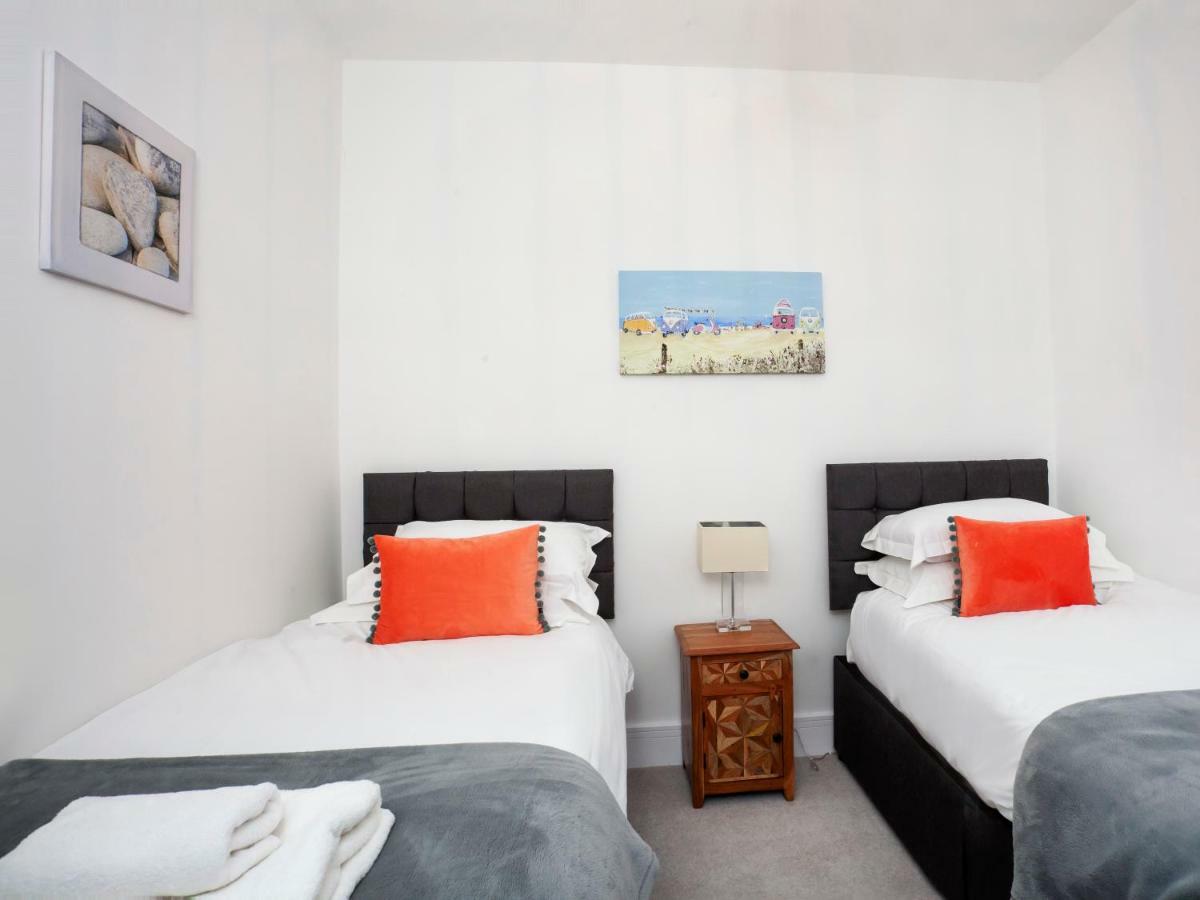 White House Apartments-Free Parking 1 Car Per Apartment York Esterno foto